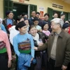 Đồng chí Nguyễn Phú Trọng, Ủy viên Bộ Chính trị, Chủ tịch Quốc hội, Phó Trưởng Tiểu ban thường trực Tiểu ban Cương lĩnh và Báo cáo Chính trị Đại hội Đảng toàn quốc lần thứ XI với đồng bào dân tộc tại xã Ngọc Phụng, huyện Thường Xuân (Thanh Hoá, tháng 1/2010). (Ảnh: Trí Dũng/TTXVN)