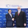 Thủ tướng Phạm Minh Chính và ông Adrian Victor Vevera, Tổng Giám đốc Viện Nghiên cứu và Phát triển Tin học Quốc gia. (Ảnh: Dương Giang/TTXVN)