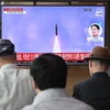 Người dân tại Seoul, Hàn Quốc theo dõi bản tin truyền hình về vụ phóng tên lửa của Triều Tiên ngày 30/5/2024. (Ảnh: AFP/TTXVN)