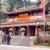 Khách du lịch tới tham quan, chiêm bái đền thờ Quốc mẫu Tây Thiên tại huyện Tam Đảo. (Ảnh: Hoàng Hùng/TTXVN)