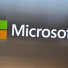 Biểu tượng Microsoft bên ngoài tòa nhà văn phòng ở Chevy Chase, Maryland, Mỹ. (Ảnh: AFP/TTXVN)