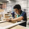Sản xuất nội thất tại Công ty TNHH nội thất Mạnh Hệ, Thành phố Hồ Chí Minh. (Ảnh: Hồng Nhung/ TTXVN)