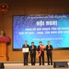 Bộ trưởng Bộ Kế hoạch và Đầu tư Nguyễn Chí Dũng trao quyết định của Thủ tướng Chính phủ phê duyệt quy hoạch tỉnh Hà Giang Giang giai đoạn 2021-2030, tầm nhìn đến 2050. (Ảnh: Minh Tâm/TTXVN)