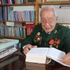 Ông Hoàng Văn Hiển đọc những trang sử hào hùng của dân tộc. (Ảnh: Thanh Bình/TTXVN)