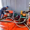 Lực lượng chức năng của Hải đoàn Biên phòng 18 kiểm tra tàu KG 91844 TS. (Ảnh: TTXVN phát)