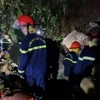 Việc cứu nạn, cứu hộ gặp nhiều khó khăn do vị trí hang động bị sập có địa hình hiểm trở. (Ảnh: Nguyễn Công Hải/ TTXVN)