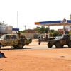Xe quân sự Pháp (phải) tuần tra tại Niamey, Niger. (Ảnh: AFP/TTXVN)