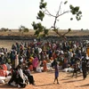 Người tị nạn Sudan nhận hàng cứu trợ tại Bentiu, Nam Sudan. (Ảnh: AFP/TTXVN)