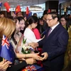 Thủ tướng Phạm Minh Chính và Phu nhân với cộng đồng người Việt Nam tại New Zealand. (Ảnh: Dương Giang/TTXVN)