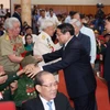 Thủ tướng Phạm Minh Chính gặp mặt, tri ân chiến sỹ Điện Biên, thanh niên xung phong, dân công hỏa tuyến. (Ảnh: Dương Giang/TTXVN)