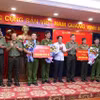 Phó Bí thư Thường trực Tỉnh ủy Bình Dương Nguyễn Hoàng Thao biểu dương, khen thưởng lực lượng công an triệt xóa chuyên án ma túy lớn. (Ảnh: TTXVN phát)