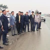Đoàn công tác tỉnh Hà Tĩnh và đại diện chủ đầu tư dự án kiểm tra hiện trạng Quốc lộ 1 đoạn Nam cầu Bến Thủy tới Bắc tuyến tránh Thành phố Hà Tĩnh. (Ảnh: Hữu Quyết/TTXVN)