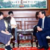 Chủ tịch Ủy ban Nhân dân Thành phố Hồ Chí Minh Phan Văn Mãi tiếp bà Hirose Noriko, Đại sứ Du lịch Thành phố Hồ Chí Minh tại tỉnh Aichi (Nhật Bản). (Ảnh: Xuân Khu/TTXVN)