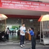 Sinh viên "Tiếp sức mùa thi" tặng những phần quà nhỏ động viên thí sinh thi tốt môn tiếp theo. (Ảnh: Thu Hoài/ TTXVN)