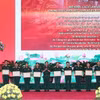 Bộ trưởng Quốc phòng Phan Văn Giang trao tặng Bằng khen cho các tập thể. (Ảnh: Trọng Đức/TTXVN)