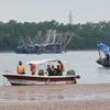 Lãnh đạo Thị xã Quảng Yên phối hợp với các lực lượng nỗ lực tìm kiếm nạn nhân mất tích trên sông Chanh. (Ảnh: TTXVN phát)