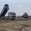 Công ty trách nhiệm hữu hạn Long Sơn thi công các hạng mục bến số 3. (Ảnh: TTXVN phát)