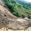 Điểm sạt lở ta-luy dương gây tắc đường tại Km113 +240, Quốc lộ 12. (Ảnh: TTXVN phát)
