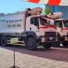 Hai xe ép rác trị giá gần 10 tỷ đồng được Dự án “Huế - Đô thị giảm nhựa ở miền Trung Việt Nam” bàn giao cho Ủy ban Nhân dân thành phố Huế. (Ảnh: Mai Trang/TTXVN)