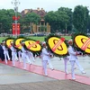 Các đồng chí lãnh đạo, nguyên lãnh đạo Đảng, Nhà nước đặt vòng hoa và vào Lăng viếng Chủ tịch Hồ Chí Minh. (Ảnh: An Đăng/TTXVN)