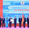 Chủ tịch Quốc hội Trần Thanh Mẫn trao Huân chương Lao động hạng Nhất cho Tổng Liên đoàn Lao động Việt Nam. (Ảnh: Minh Đức/TTXVN)