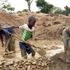 Trẻ em làm việc tại một mỏ vàng ở Gam, Cộng hòa Trung Phi. (Ảnh: AFP/TTXVN)