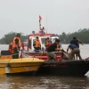 Thi thể của 1 trong 4 nạn nhân mất tích do lật thuyền tại Quảng Ninh được tìm thấy. (Ảnh: TTXVN phát)