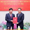 Ông Lê Hoài Trung, Bí thư Trung ương Đảng, Trưởng ban Đối ngoại Trung ương trao Quyết định của Bộ Chính trị phân công đồng chí Nguyễn Mạnh Cường giữ chức Phó Trưởng Ban Đối ngoại Trung ương. (Ảnh: Phạm Kiên/TTXVN)