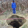 Các hố sụt lún xuất hiện nhiều từ sau bão số 3 khi khu vực này bị ngập lụt. (Ảnh: TTXVN phát)