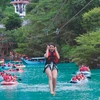 Du khách trải nghiệm các trò chơi tại Khu du lịch Sông Chày-Hang tối (Vườn Quốc gia Phong Nha-Kẻ Bàng). (Ảnh: TTXVN phát)