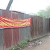 Ủy ban Nhân dân phường Xuân Đỉnh phối hợp cùng các phòng, ban của quận Bắc Từ Liêm quây rào tôn và căng băng rôn ngăn chặn đổ rác thải tại ngõ 408 Xuân Đỉnh. (Ảnh: Nguyễn Thắng/TTXVN)