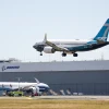 Máy bay 737 MAX của Boeing hạ cánh sau khi thực hiện chuyến bay kiểm tra tại nhà máy ở Seattle, Washington, Mỹ. (Ảnh: AFP/TTXVN)