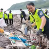 Nhân viên Ban Quản lý vịnh Nha Trang cùng các tình nguyện viên dọn rác tại khu vực bờ kè biển Vĩnh Trường, sát bến tàu du lịch Nha Trang. (Ảnh: Phan Sáu/TTXVN)