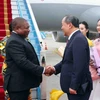 Chủ nhiệm Văn phòng Chủ tịch nước Lê Khánh Hải đón Tổng thống Mozambique Filipe Jacinto Nyusi và Phu nhân tại sân bay quốc tế Nội Bài. (Ảnh: Phạm Kiên/TTXVN)