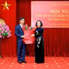 Trưởng Ban Tổ chức Trung ương Trương Thị Mai trao quyết định điều động, chỉ định đồng chí Dương Văn An giữ chức Bí thư Tỉnh ủy Vĩnh Phúc. (Ảnh: Nguyễn Thảo/TTXVN)