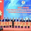 Trao tặng Cờ thi đua cho các đơn vị có thành tích công đoàn xuất sắc. (Ảnh: Minh Nghĩa/TTXVN)