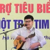 Nghệ sỹ khiếm thị Bùi Ngọc Thịnh (Khánh Hòa) vượt qua nghịch cảnh, sử dụng thành thạo 14 nhạc cụ, đoạt nhiều giải thưởng. (Ảnh: Hoàng Hiếu/TTXVN)