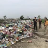 Người dân bức xúc trước tình trạng ô nhiễm của bãi rác. (Ảnh: Tiến Vĩnh/TTXVN)