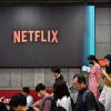 Biểu tượng của Netflix trên một màn hình nhà ga ở Seoul, Hàn Quốc. (Ảnh: AFP/TTXVN)
