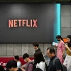 Biểu tượng của Netflix trên một màn hình nhà ga ở Seoul, Hàn Quốc. (Ảnh: AFP/TTXVN)