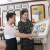 Du khách tham quan nhà trưng bày tranh dân gian Đông Hồ Nguyễn Đăng Chế. (Ảnh: Thái Hùng/TTXVN)