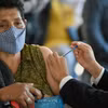 Nhân viên y tế tiêm vaccine ngừa COVID-19 tại Mexico City, Mexico. (Ảnh: AFP/TTXVN)