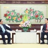 Thủ tướng Phạm Minh Chính gặp Bí thư Thành ủy Trùng Khánh Viên Gia Quân. (Ảnh: Dương Giang/TTXVN)
