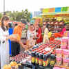 Người dân huyện biên giới Tịnh Biên, An Giang hào hứng mua hàng Việt tại chuyến xe đưa hàng Việt về nông thôn. (Ảnh: TTXVN phát)