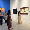Triển lãm tranh của các họa sỹ Ấn Độ và các nước thành viên ASEAN thu hút sự quan tâm của nhiều khách tham quan. (Ảnh: Đỗ Quyên/TTXVN)