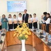 Trao giáo trình tiếng Hàn cho học sinh tham gia lớp học tại trường THPT Lương Thế Vinh (thành phố Biên Hòa, Đồng Nai). (Ảnh: Lê Xuân/TTXVN)