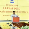 Phó Thủ tướng, Bộ Ngoại giao Bùi Thanh Sơn ủng hộ đồng bào bị thiệt hại do cơn bão số 3 gây ra. (Ảnh: TTXVN phát)