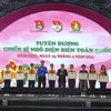 Trao Bằng khen của Ban Chấp hành Trung ương Đoàn cho các Chiến sỹ nhỏ Điện Biên tiêu biểu toàn quốc. (Ảnh: Xuân Tư/TTXVN)