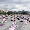Các Yogi (người tập luyện Yoga) trình diễn tại quảng trường Hoà Bình. (Ảnh: Trọng Đạt/TTXVN)