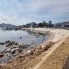 Sau khi được thu gom rác, khu vực bờ kè Đầm Nại đã sạch sẽ hơn. (Ảnh: Nguyễn Thành/TTXVN)